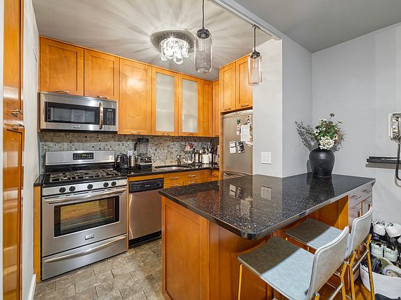 4th image of 16 W 16th St APT 2VN
