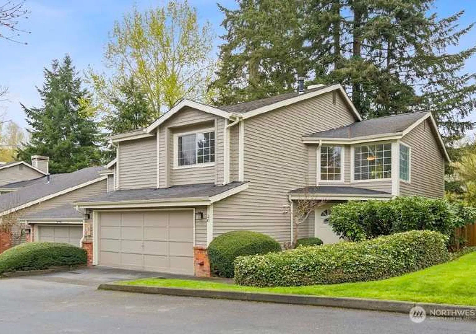 Beautiful Bellevue Charmer — Photo 1