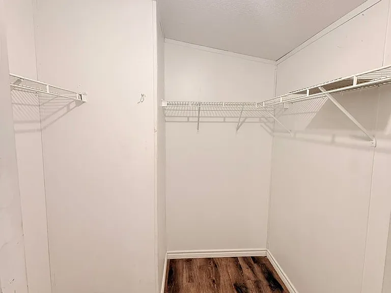 916 Iroquois Dr — Photo 13