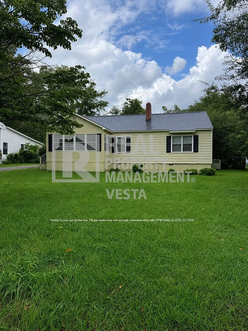 3 bed, 2.0 bath, 1716 sqft, $1,500 — Photo 1