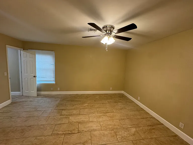 4600 S Maple Ave — Photo 5