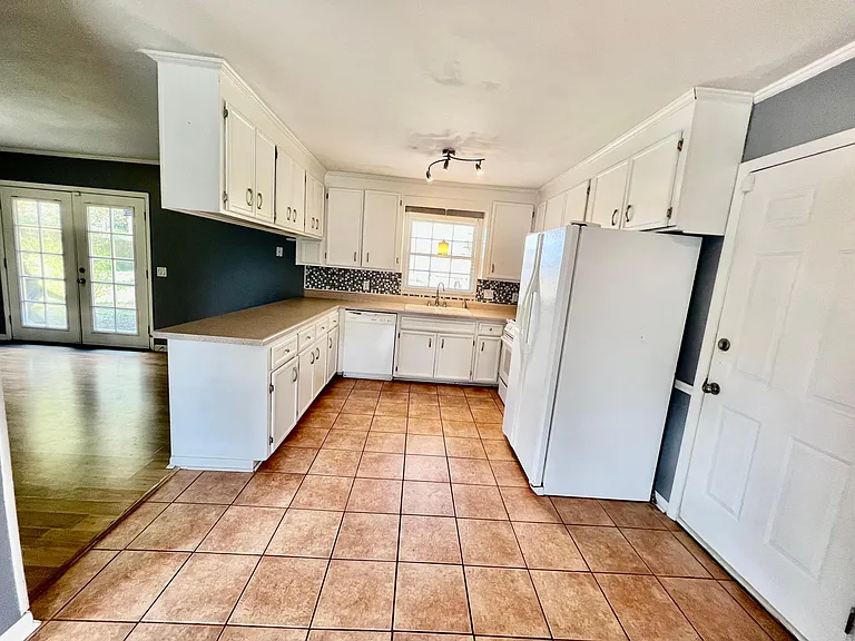 303 Richland Dr — Photo 6