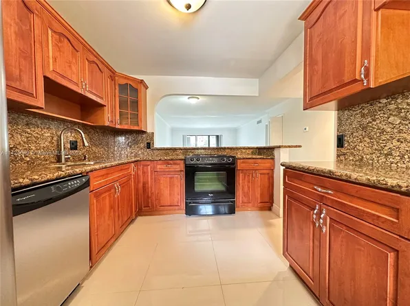 424 Lakeview Dr APT 103, Weston, FL 33326