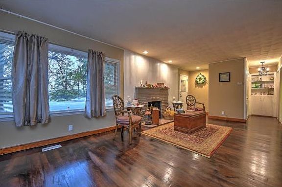 4th image of 594 W Stone Dr