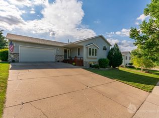 1812 Lilac Ln, Bismarck, ND 58501