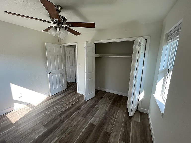 137 W Rose Dr — Photo 10