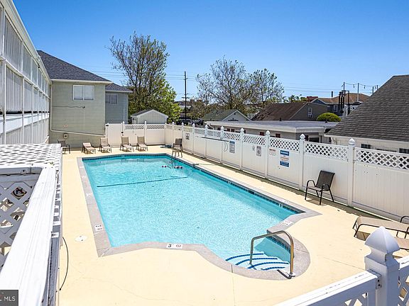 3rd image of 207 8th St #203E