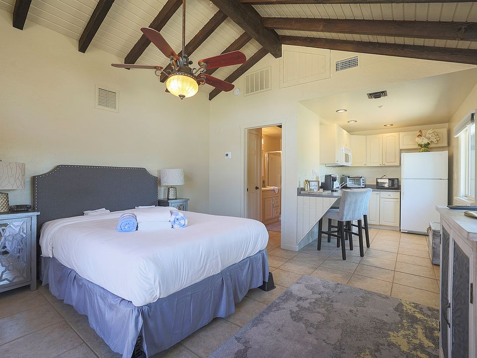 Casita, with priate bathroom and kitchenett, right off main house, with private entrance in gated courtyard