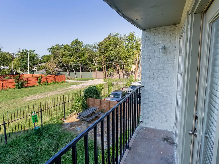 4915 Gaston Lofts — Photo 12