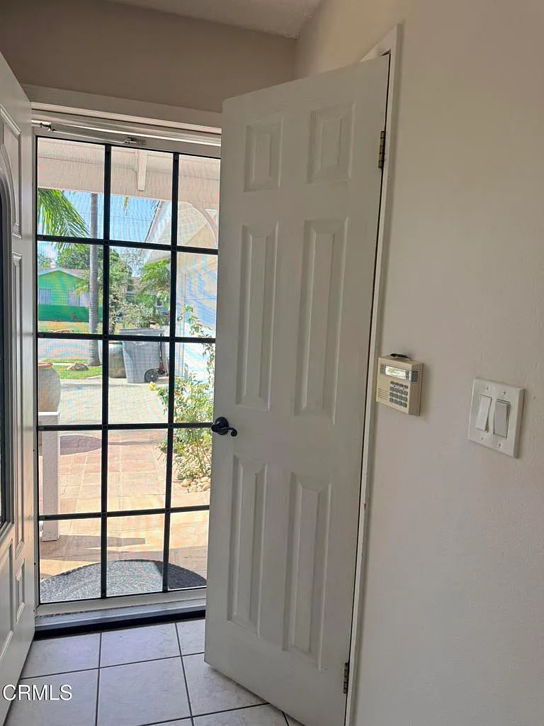 3 bed, 2.0 bath, 1403 sqft, $3,800 — Photo 4