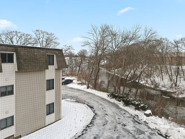 1398 Lonsdale Ave — Photo 13
