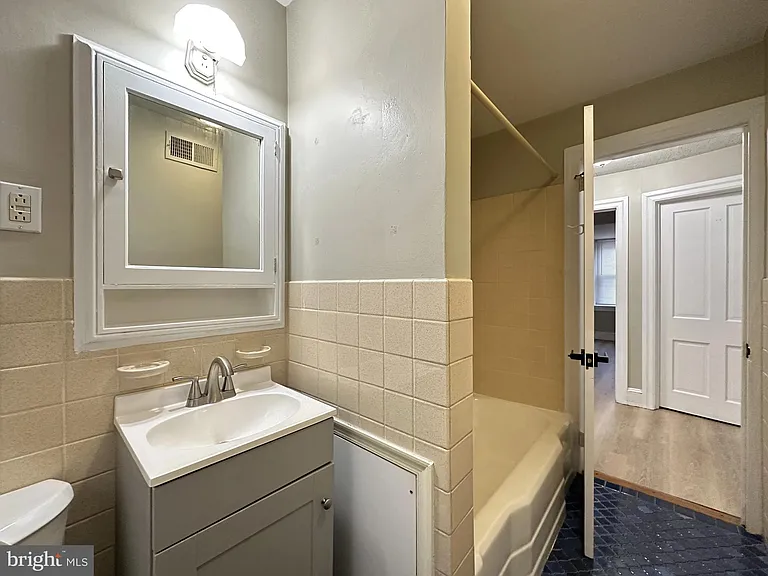 1109 W James St #2 — Photo 9