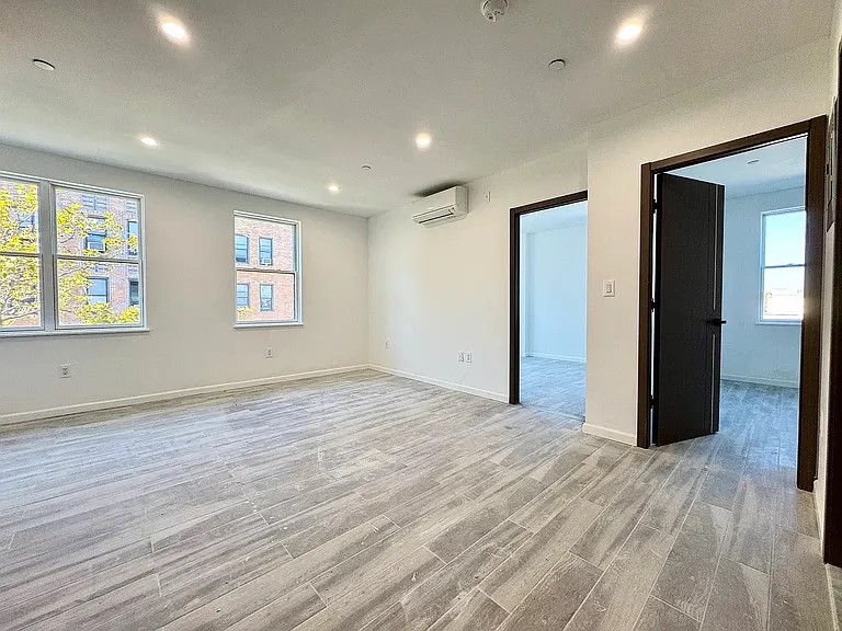 1595 W 9th St #4 — Photo 3