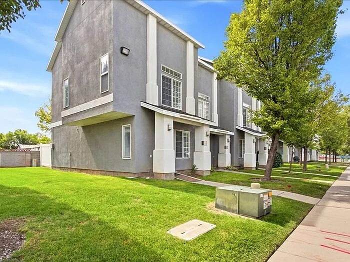 475 N Redwood Rd — Photo 1