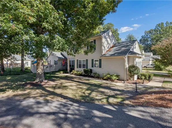 901 Lake Forest Dr, Newport News, VA 23602