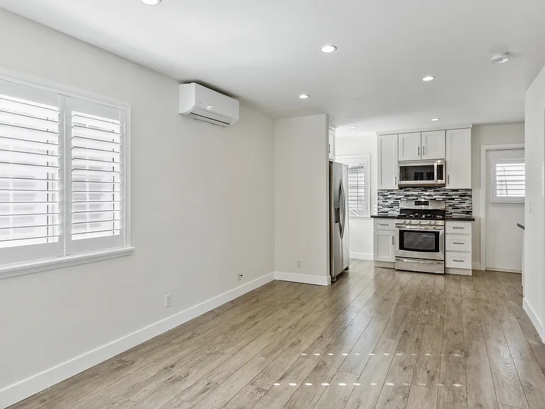 10918 1/2 Blix St — Photo 2