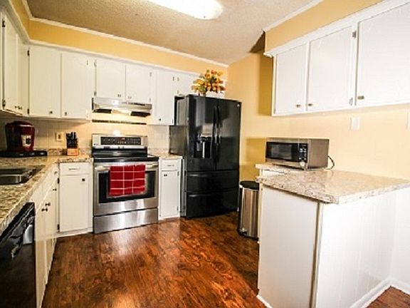 3rd image of 203 Honeysuckle Dr