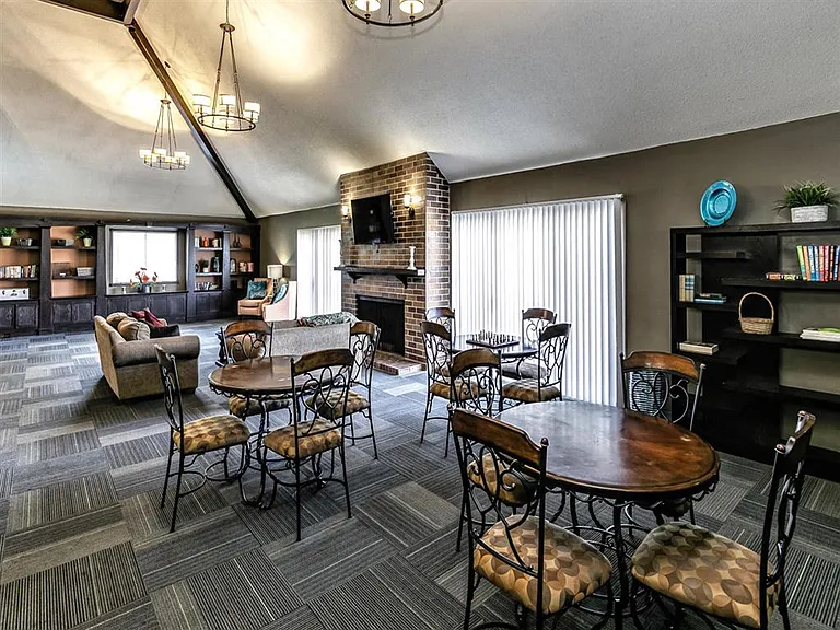 Edgewater Court Apartments — Photo 14
