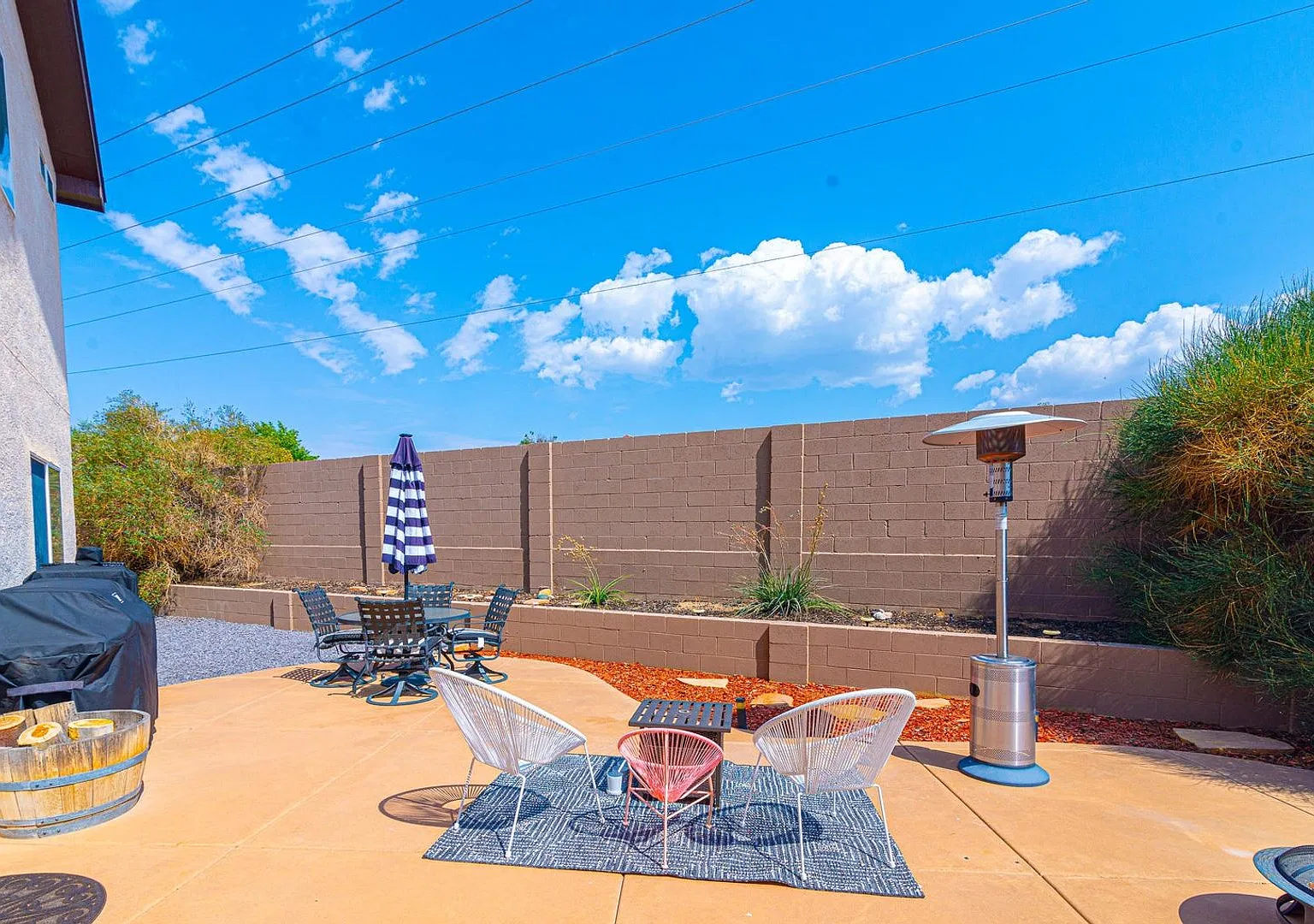 Coming Soon- 3 Bed 3 Bath Aprox 1678 Sq Ft - Desirable Neighborhood Close To Alameda And Louisian... — Photo 3