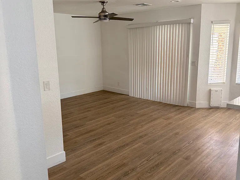909 Sparrow Ct — Photo 7