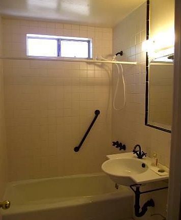5th image of 5736 Newcastle Ave