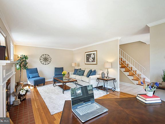 3rd image of 10235 Fox Ln