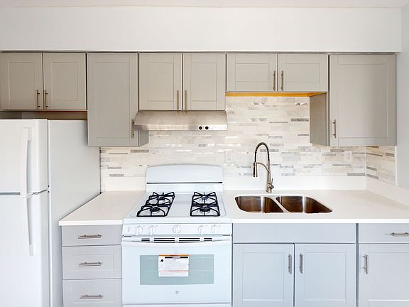 5th image of 1135 S Grand View St #6