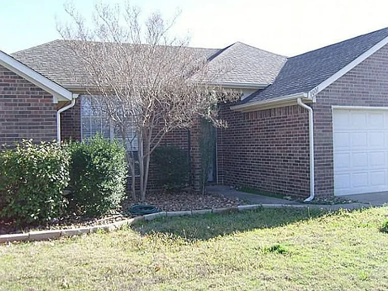 1001 Brookhaven Dr — Photo 1