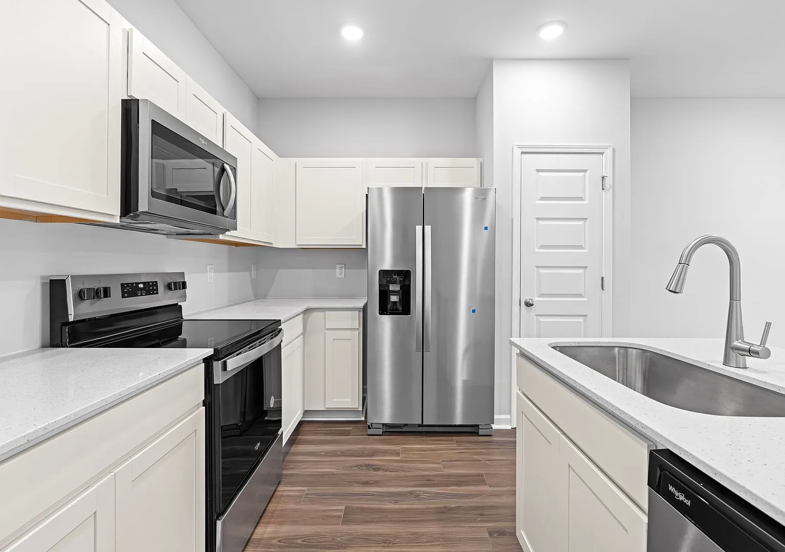3 Bedroom Triplex in Smithfield! — Photo 2