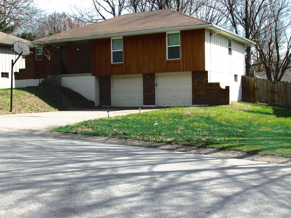1st image of 404 NE Stonewall Dr