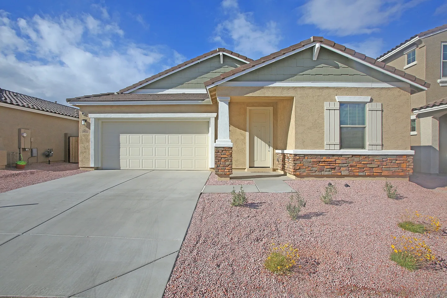 Beautiful 3 Bed + Den + 2 Bath! Upgrades! — Photo 1