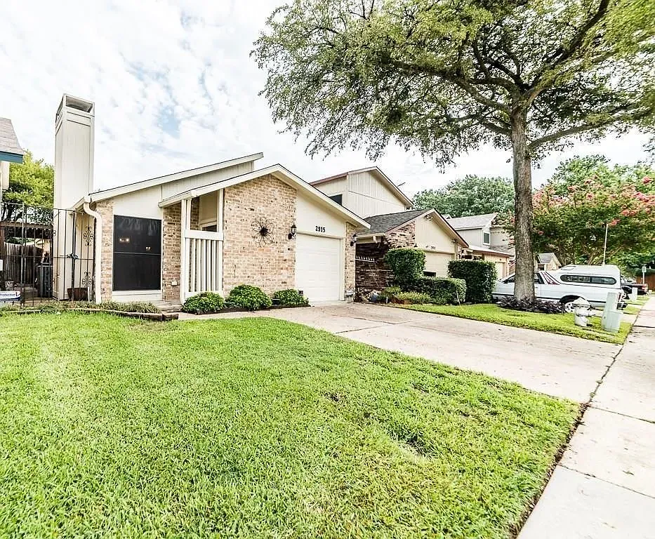 2 bed, 1054 sqft, $1,750 — Photo 1