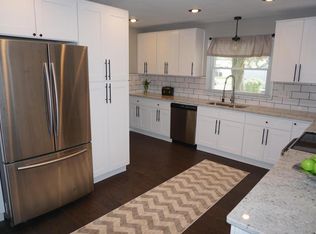 9051 N Rexleigh Dr, Bayside, WI 53217