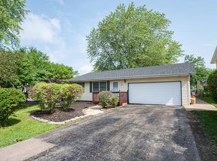450 Robinhood Dr, Aurora, IL 60505