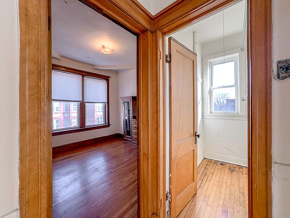 5th image of 850 N Leavitt St #4