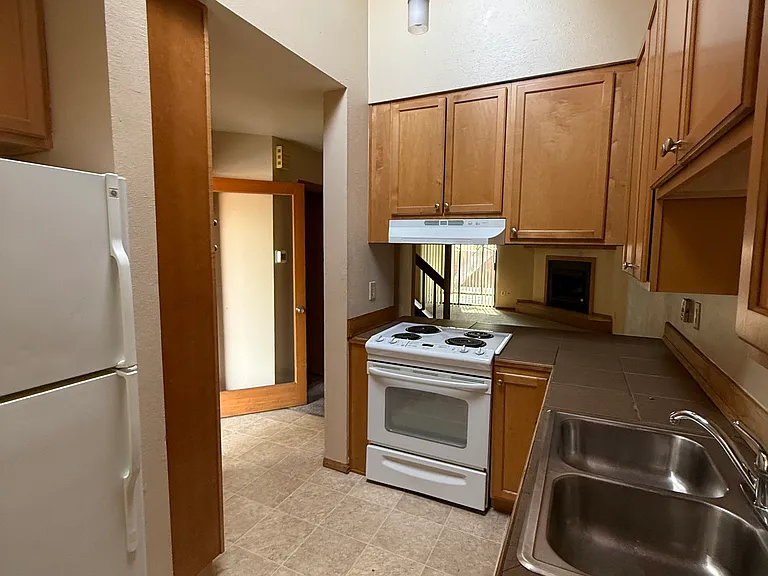 3131 Bell Dr — Photo 3