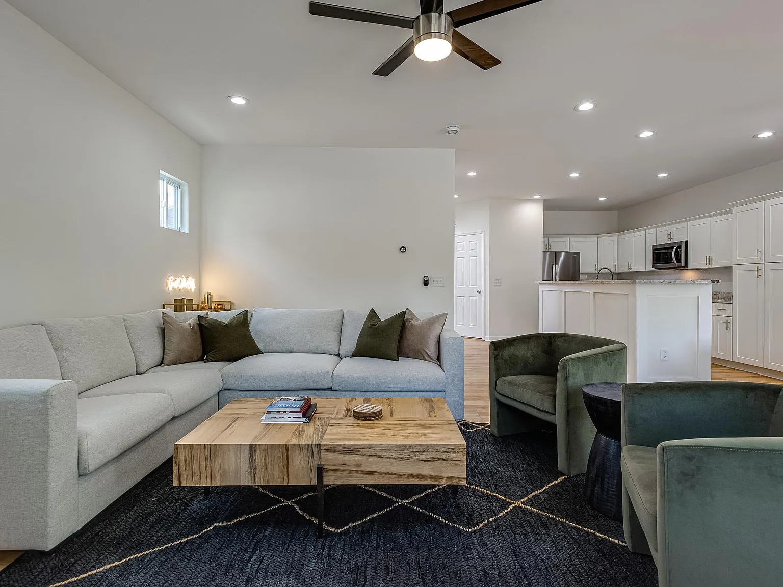 4 bed, 2.5 bath, 2025 sqft, $3,180 — Photo 3