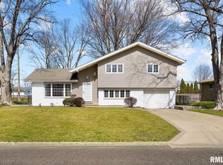 2705 W Greenbrier Ln, Peoria, IL