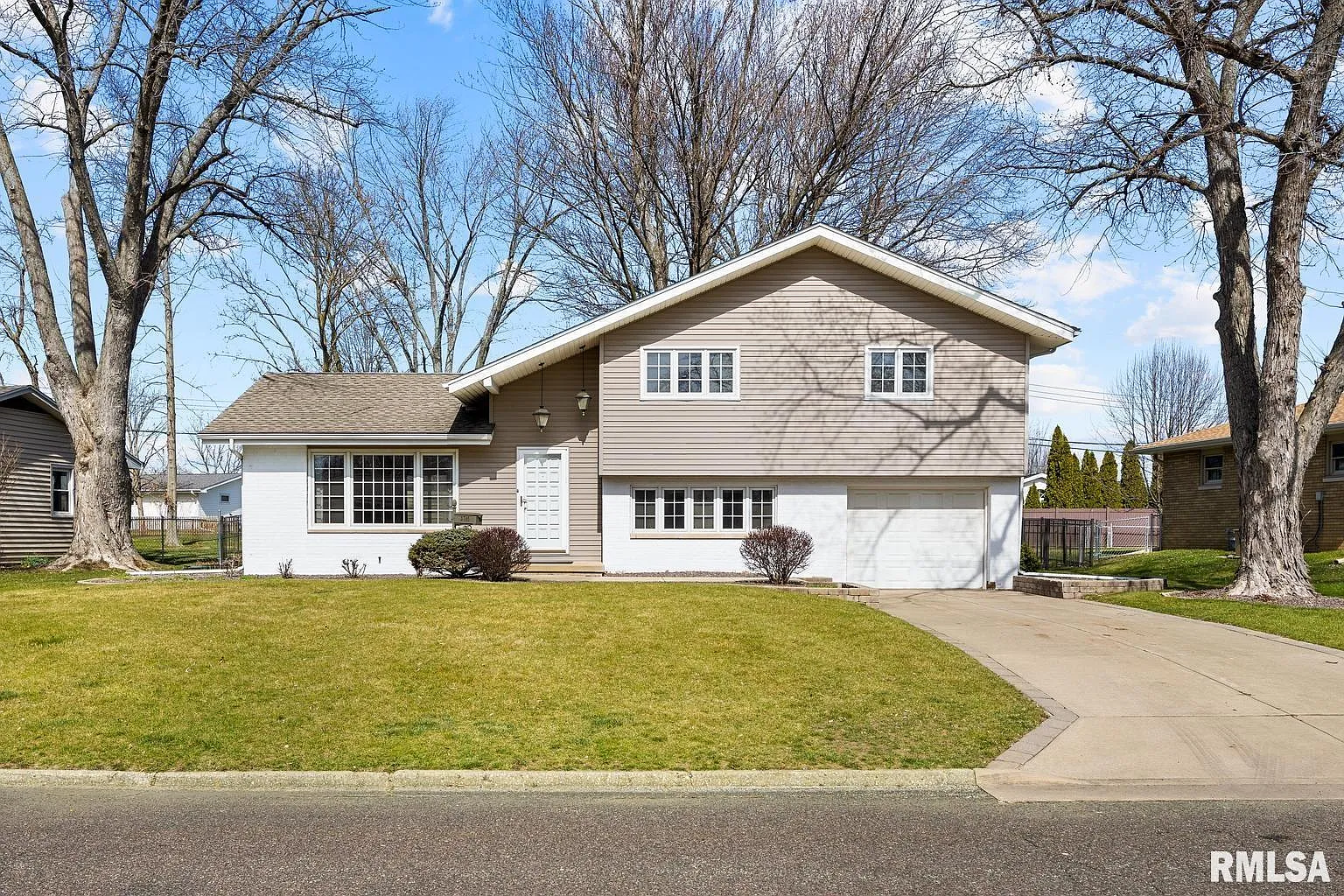 2705 W Greenbrier Ln photo 1