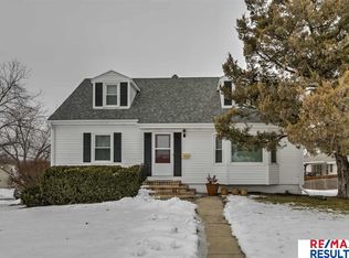 1852 Robertson Dr, Omaha, NE 68114