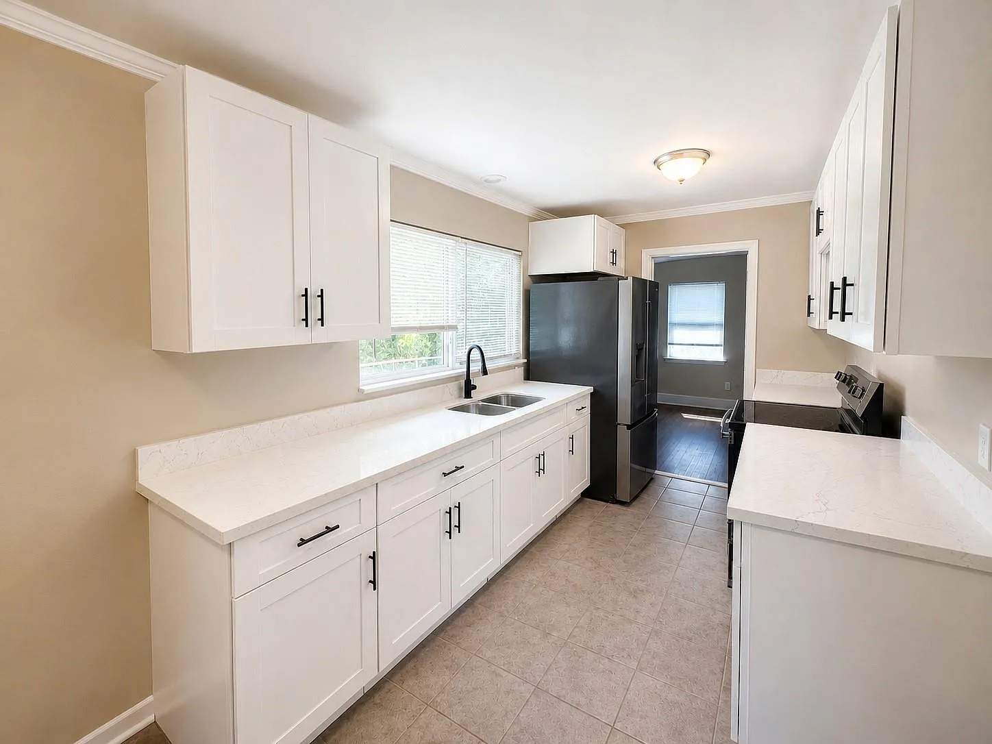 3 bed, 1.0 bath, 1300 sqft, $1,599 — Photo 2