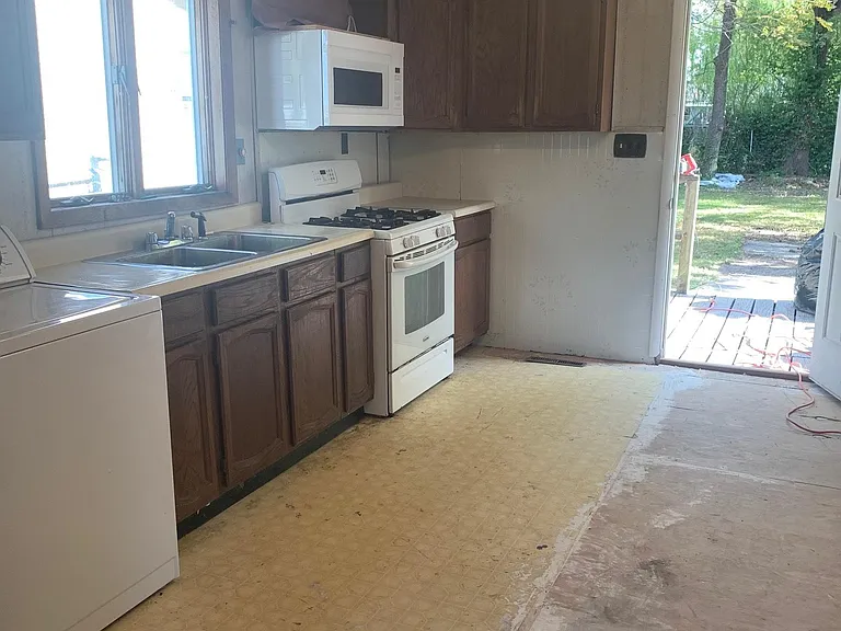 208 Stone St — Photo 8