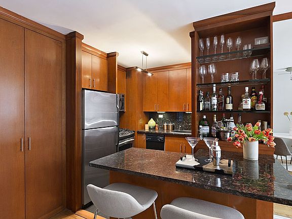 3rd image of 305 E 40th St #4N