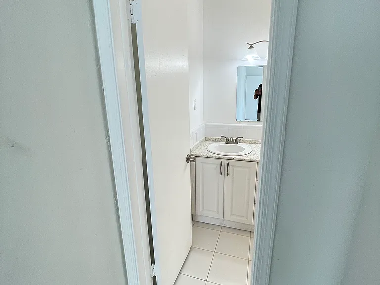 7200 NW 77th St — Photo 17