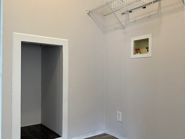 Utility-room for washer/dryer