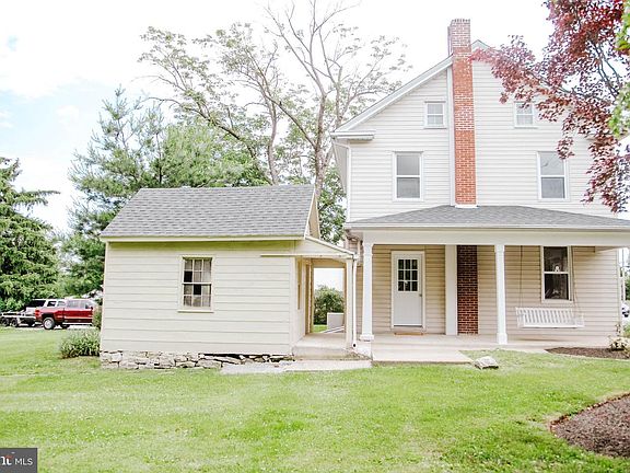 4th image of 5026 Locust Ln