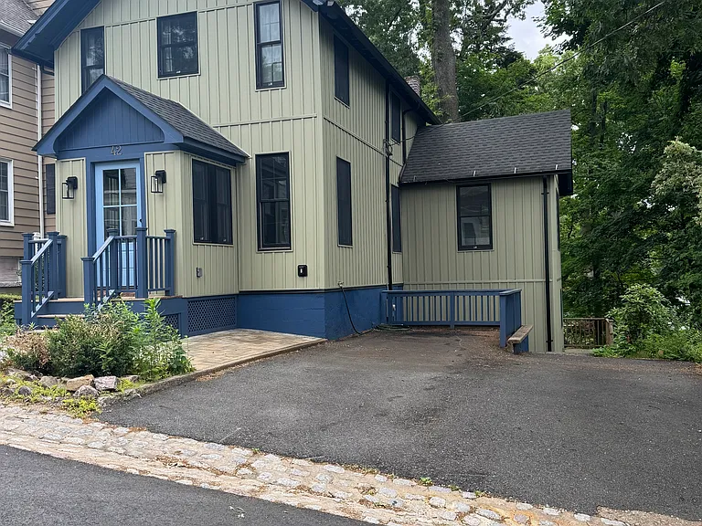 42 Saint Johns Ave — Photo 13