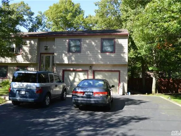 15 Jamaica Ave, Holtsville, NY 11742