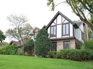 1008 Buckingham Dr, Naperville, IL 60563
