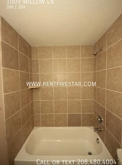 1009 Willow Ln — Photo 8